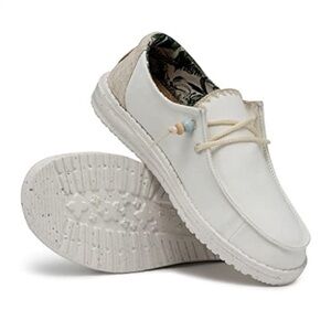 NWT- Women’s Hey Dudes - Wendy Fringe - Size 9